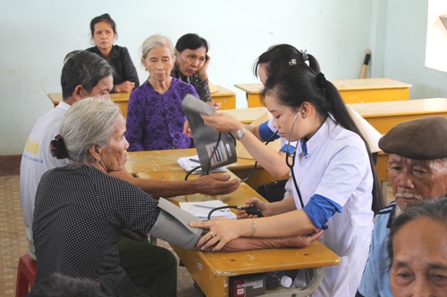 Khám bệnh phát thuốc cho người dân xã Phước Sơn, huyện Tuy Phước